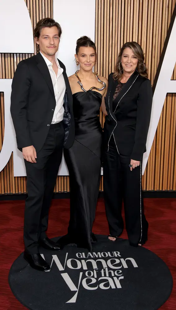 Millie Bobby Brown, Jake Bongiovi y Dorothea Hurley en el Glamour Women Of The Year 2023