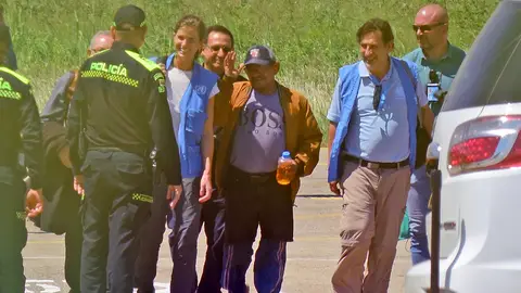 Luis Manuel Díaz saluda tras ser liberado por el ELN
