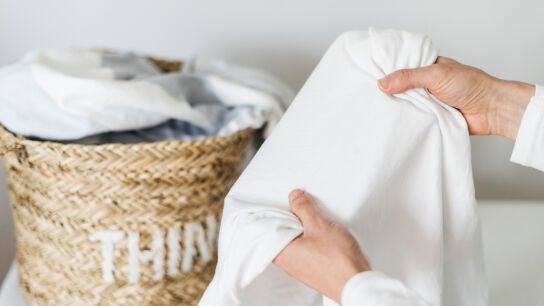 Quitar manchas de pegamento en la ropa
