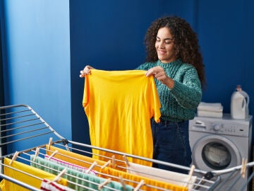 Una mujer tendiendo la ropa