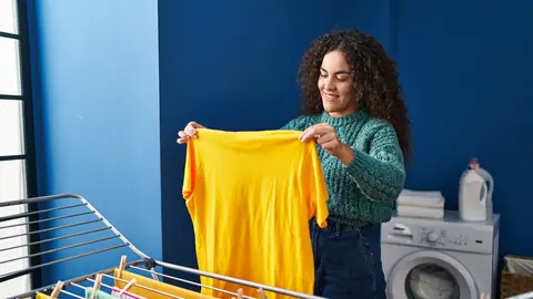 Una mujer tendiendo la ropa Una mujer tendiendo la ropa