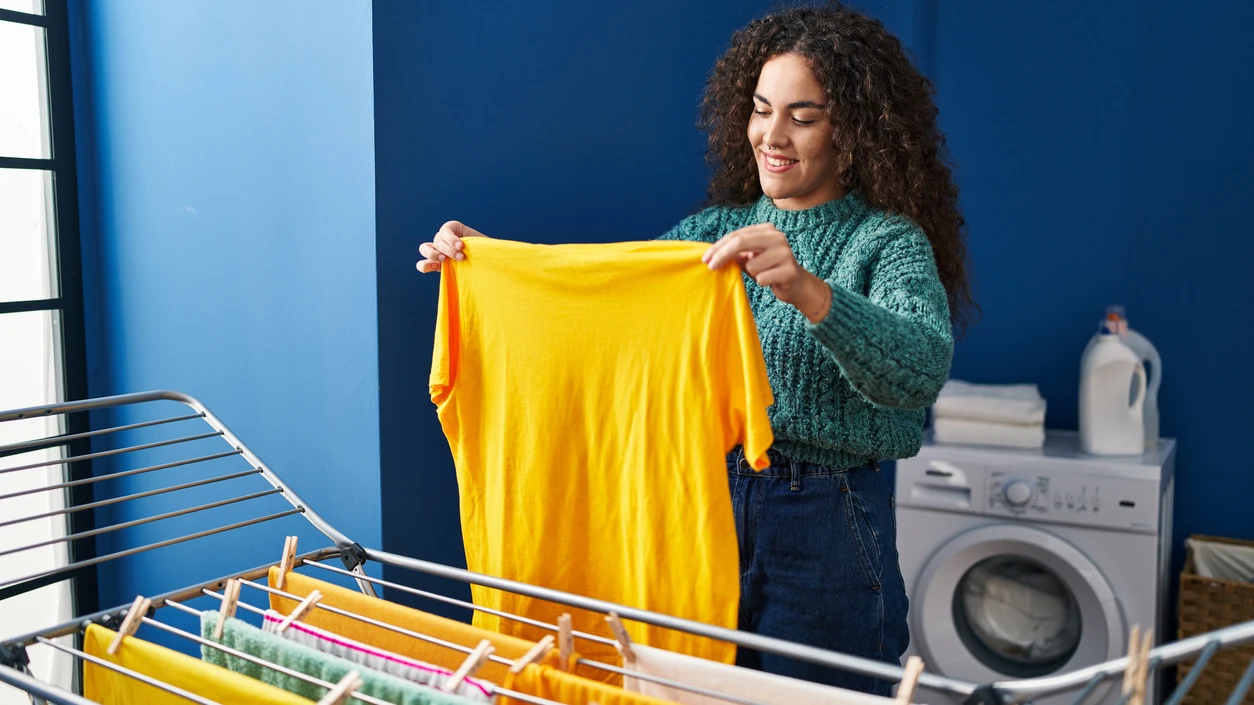 Una mujer tendiendo la ropa Una mujer tendiendo la ropa