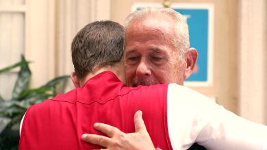 Emotiva despedida de Basilio a Carlos en la Plaza de los Frutos: “Vayas donde vayas, acuérdate de tu madre y de mí” 