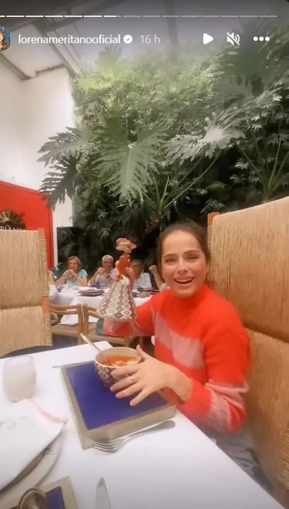 Danna García en un restaurante con Lorena Meritano