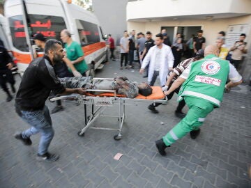 Imagen de heridos en la puerta del hospital Al Shifa, en Gaza
