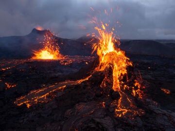 Fagradalsfjall, Islandia: Un fotógrafo ha captado una serie de fotos espectaculares de una erupción volcánica en curso cerca de la ciudad de Reikiavik, en Islandia, que encapsulan la belleza y el poder destructivo del fenómeno natural.
