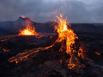 Fagradalsfjall, Islandia: Un fotógrafo ha captado una serie de fotos espectaculares de una erupción volcánica en curso cerca de la ciudad de Reikiavik, en Islandia, que encapsulan la belleza y el poder destructivo del fenómeno natural. Fagradalsfjall, Islandia: Un fotógrafo ha captado una serie de fotos espectaculares de una erupción volcánica en curso cerca de la ciudad de Reikiavik, en Islandia, que encapsulan la belleza y el poder destructivo del fenómeno natural.