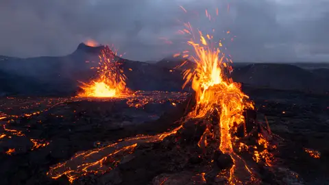 Fagradalsfjall, Islandia: Un fotógrafo ha captado una serie de fotos espectaculares de una erupción volcánica en curso cerca de la ciudad de Reikiavik, en Islandia, que encapsulan la belleza y el poder destructivo del fenómeno natural. Fagradalsfjall, Islandia: Un fotógrafo ha captado una serie de fotos espectaculares de una erupción volcánica en curso cerca de la ciudad de Reikiavik, en Islandia, que encapsulan la belleza y el poder destructivo del fenómeno natural.