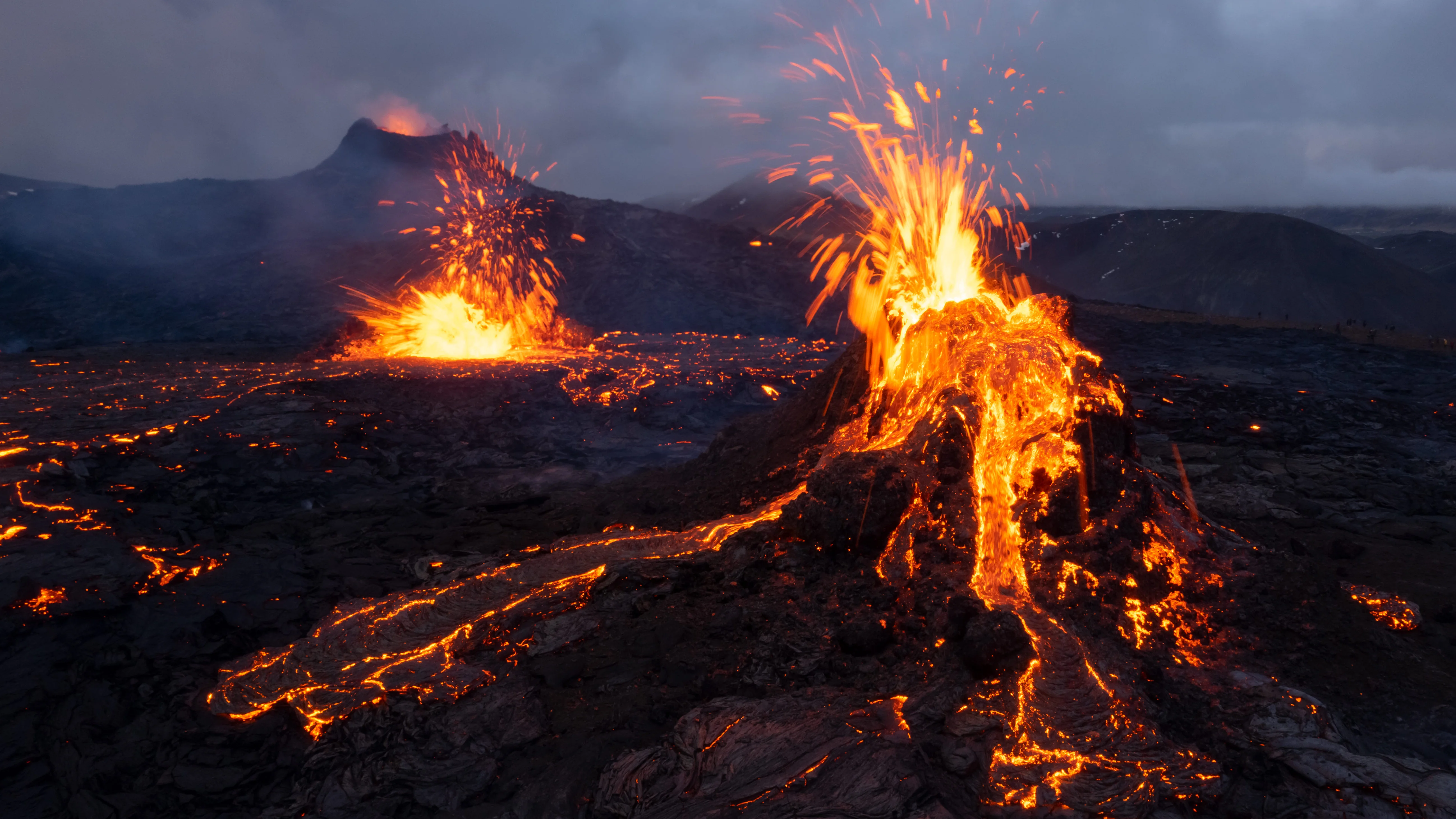 Fagradalsfjall, Islandia: Un fotógrafo ha captado una serie de fotos espectaculares de una erupción volcánica en curso cerca de la ciudad de Reikiavik, en Islandia, que encapsulan la belleza y el poder destructivo del fenómeno natural. Fagradalsfjall, Islandia: Un fotógrafo ha captado una serie de fotos espectaculares de una erupción volcánica en curso cerca de la ciudad de Reikiavik, en Islandia, que encapsulan la belleza y el poder destructivo del fenómeno natural.