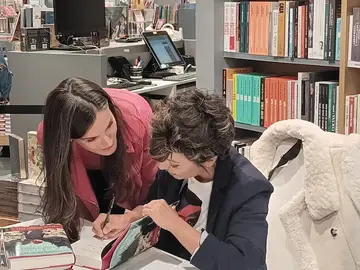 La reina Letizia y Sonsoles Ónega en la firma La reina Letizia y Sonsoles Ónega en la firma