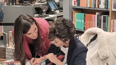 La emotiva visita de la reina Letizia a la firma de Sonsoles Ónega, ganadora del Premio Planeta 2023