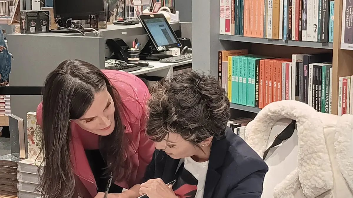 La reina Letizia y Sonsoles Ónega en la firma La reina Letizia y Sonsoles Ónega en la firma