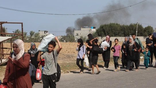 Familias palestinas que huyen de la ciudad de Gaza y otras partes del norte de Gaza hacia las zonas del sur, caminan por una carretera en medio de los continuos combates entre Israel y el movimiento palestino Hamás. Familias palestinas que huyen de la ciudad de Gaza y otras partes del norte de Gaza hacia las zonas del sur, caminan por una carretera en medio de los continuos combates entre Israel y el movimiento palestino Hamás.