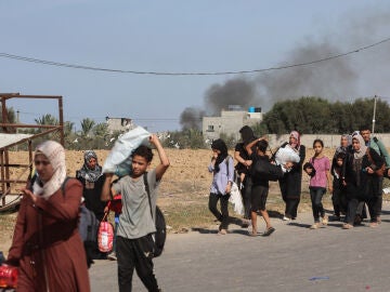 Familias palestinas que huyen de la ciudad de Gaza y otras partes del norte de Gaza hacia las zonas del sur, caminan por una carretera en medio de los continuos combates entre Israel y el movimiento palestino Hamás.