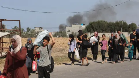 Familias palestinas que huyen de la ciudad de Gaza y otras partes del norte de Gaza hacia las zonas del sur, caminan por una carretera en medio de los continuos combates entre Israel y el movimiento palestino Hamás. Familias palestinas que huyen de la ciudad de Gaza y otras partes del norte de Gaza hacia las zonas del sur, caminan por una carretera en medio de los continuos combates entre Israel y el movimiento palestino Hamás.