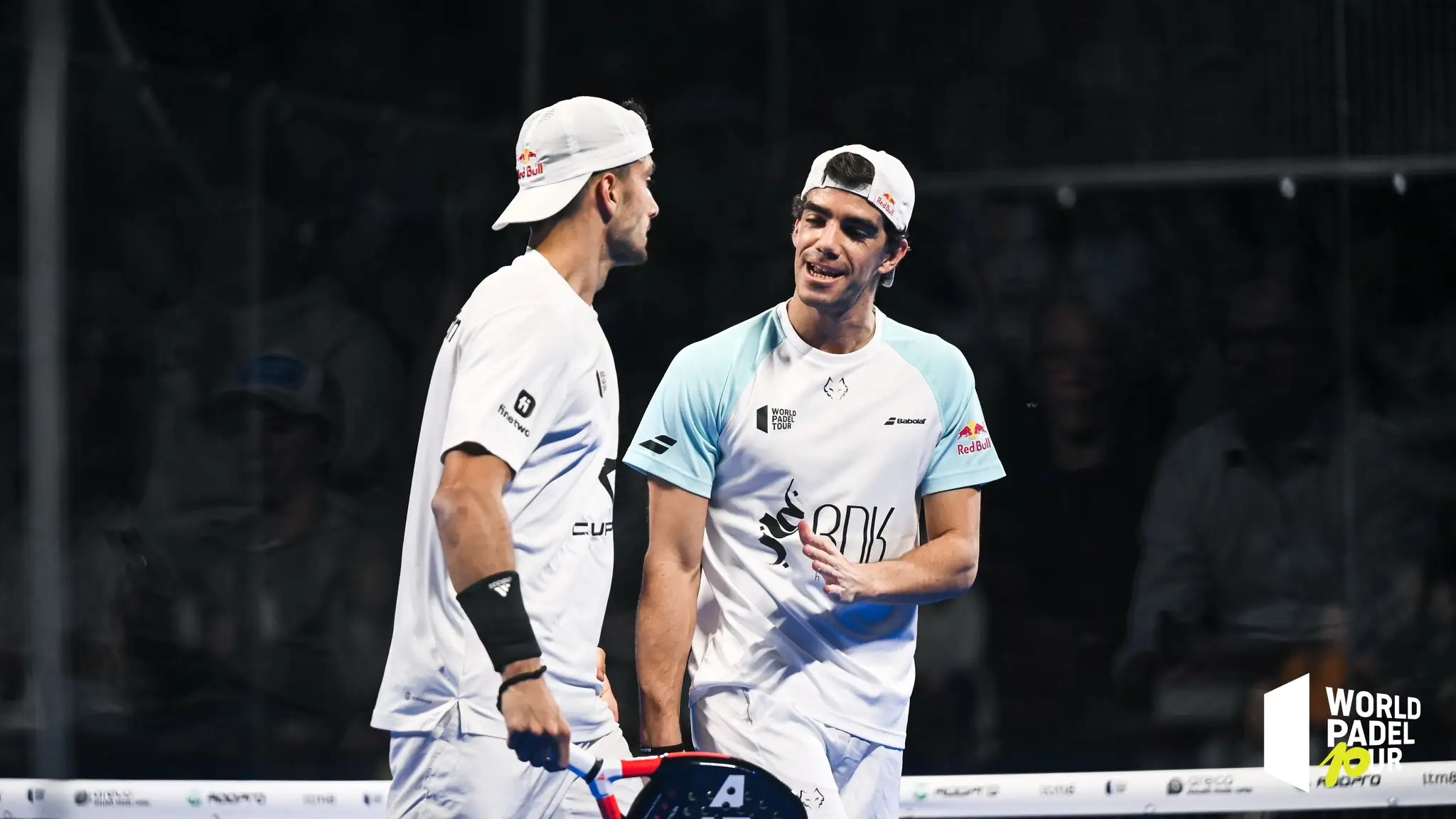 Juan Lebrón y Ale Galán celebran un punto ante Tapia y Coello Juan Lebrón y Ale Galán celebran un punto ante Tapia y Coello