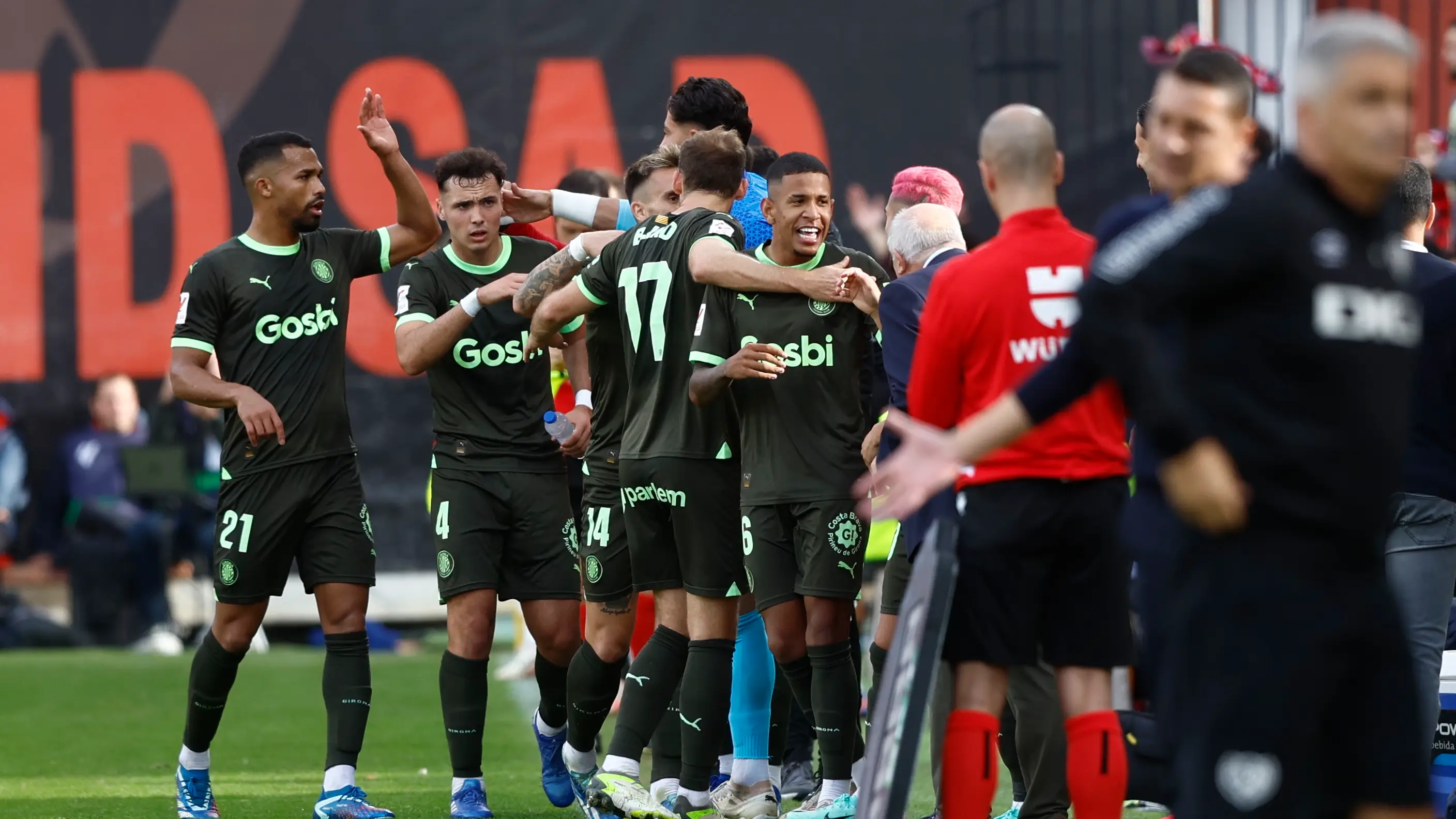 Los jugadores del Girona celebran el segundo gol ante el Rayo