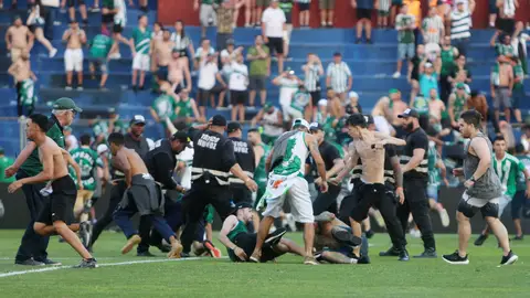 Hinchas de Coritiba y Cruzeiro se enfrentan en una pelea Hinchas de Coritiba y Cruzeiro se enfrentan en una pelea