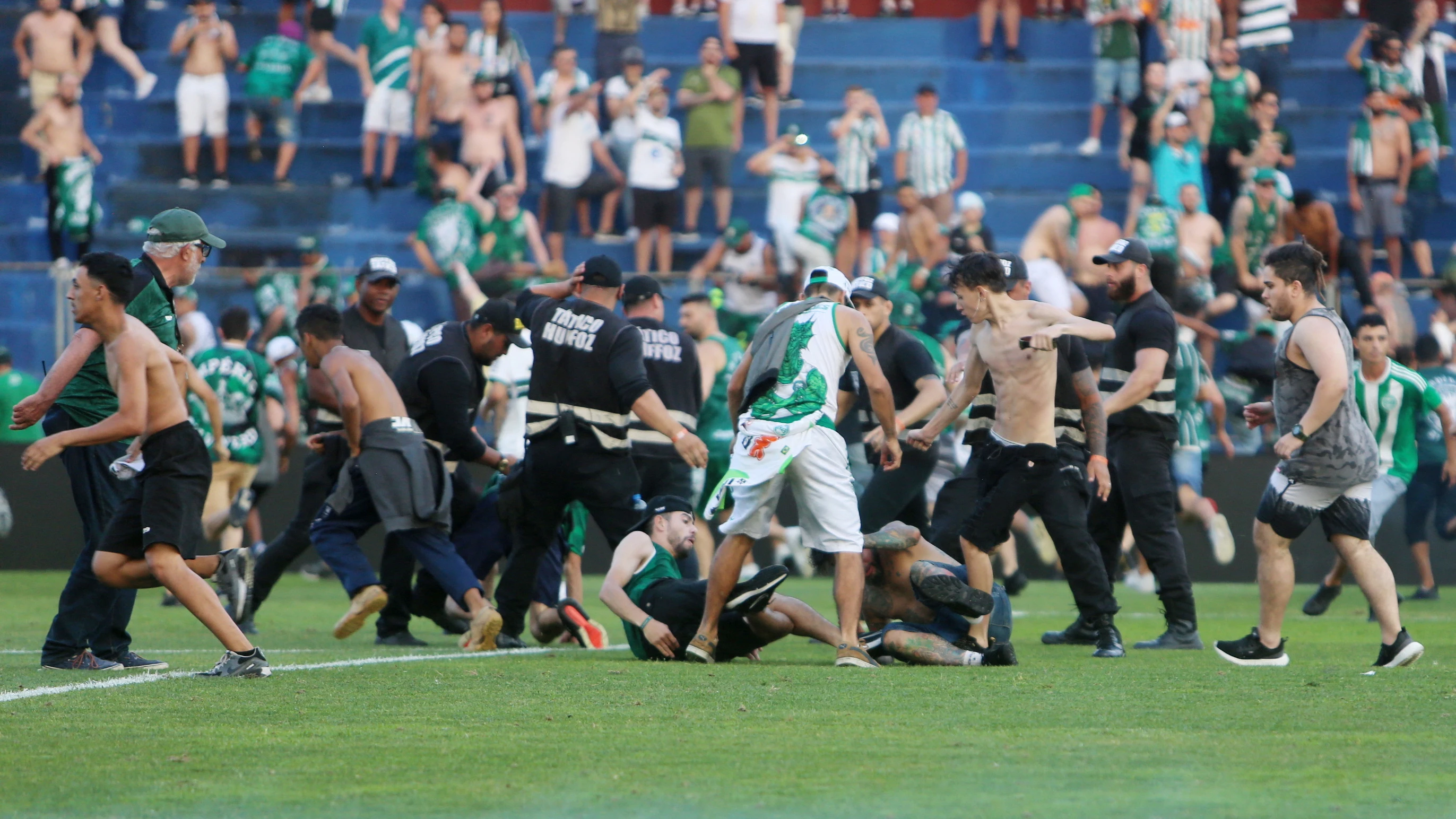 Hinchas de Coritiba y Cruzeiro se enfrentan en una pelea Hinchas de Coritiba y Cruzeiro se enfrentan en una pelea