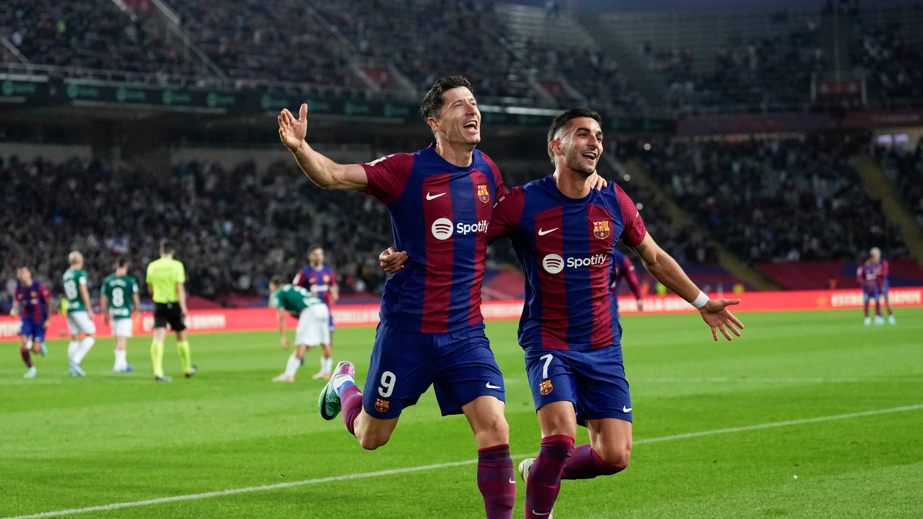 Lewandowski celebra su segundo gol ante el Alavés Lewandowski celebra su segundo gol ante el Alavés