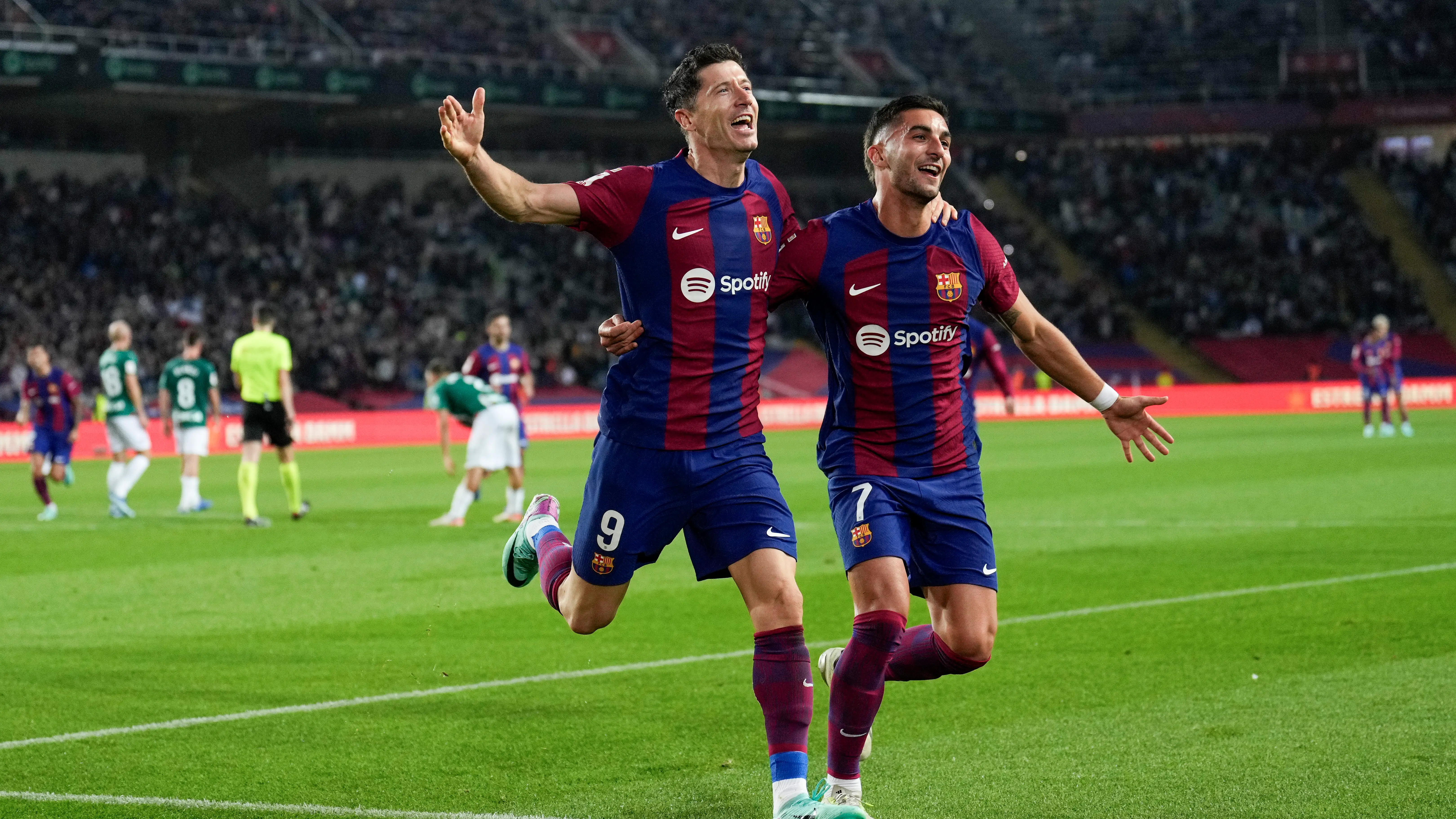 Lewandowski celebra su segundo gol ante el Alavés Lewandowski celebra su segundo gol ante el Alavés