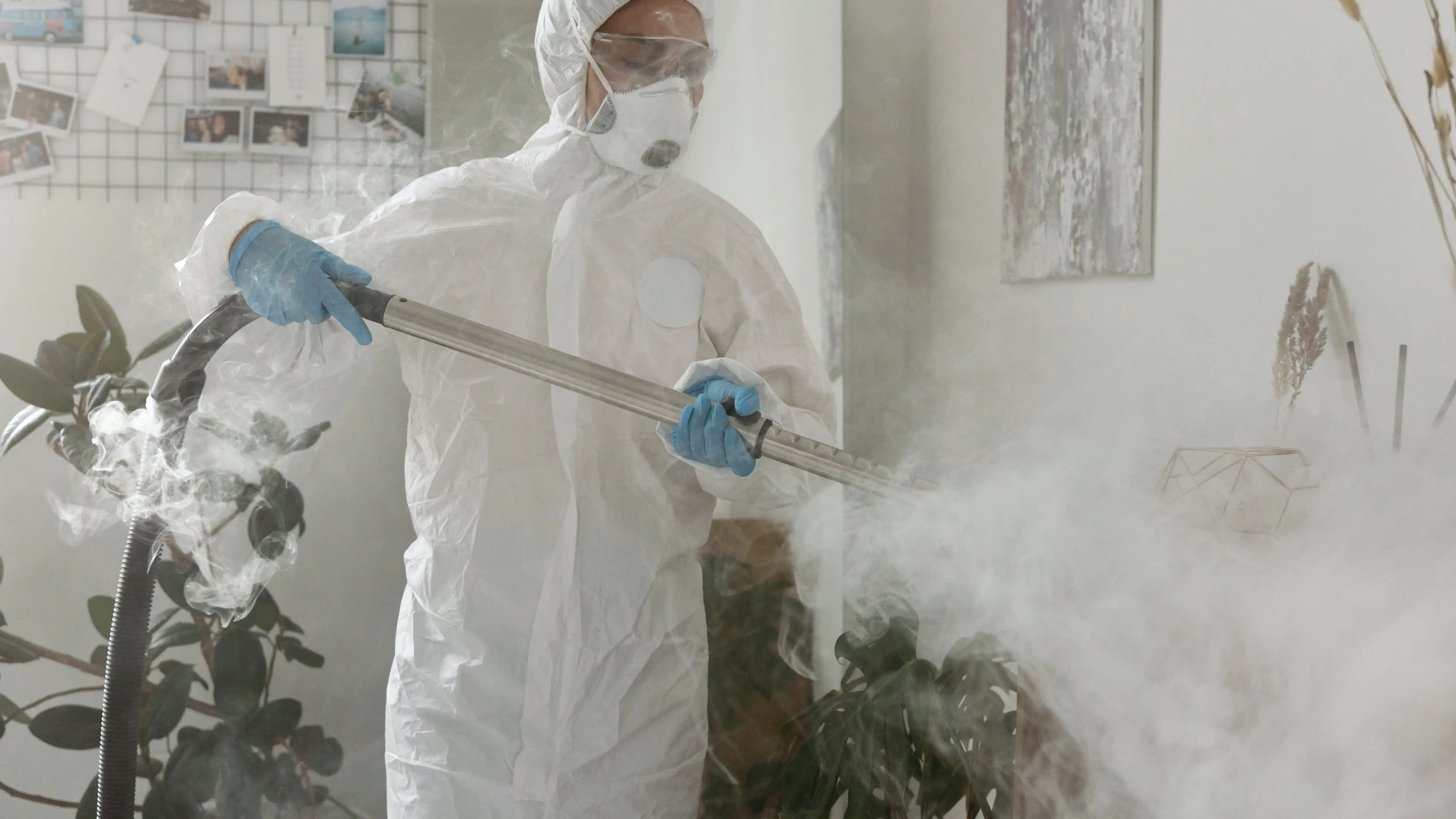 Imagen de una persona fumigando una habitación. Imagen de una persona fumigando una habitación.