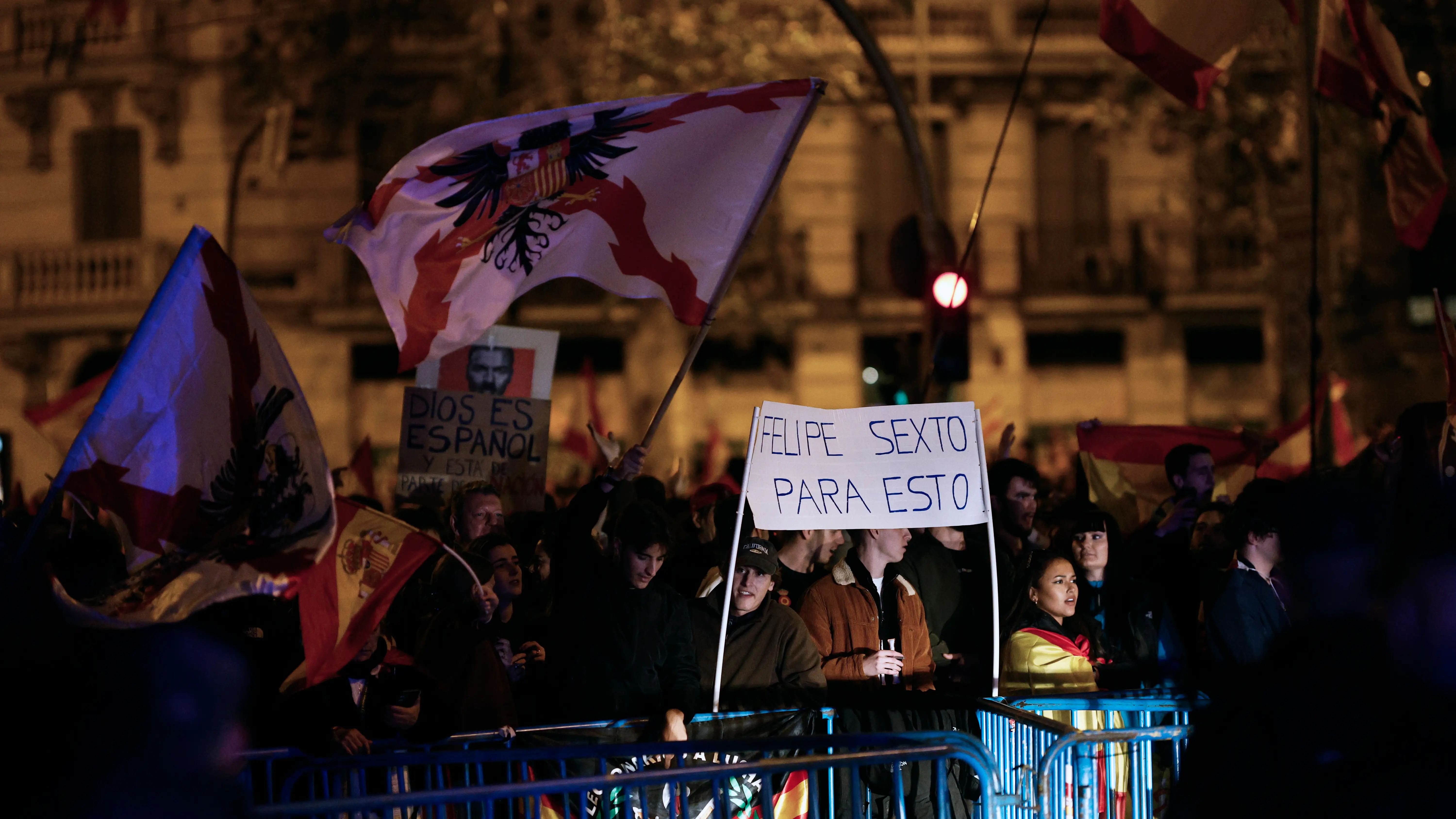 Asistentes a la concentración en contra de la amnistía Asistentes a la concentración en contra de la amnistía