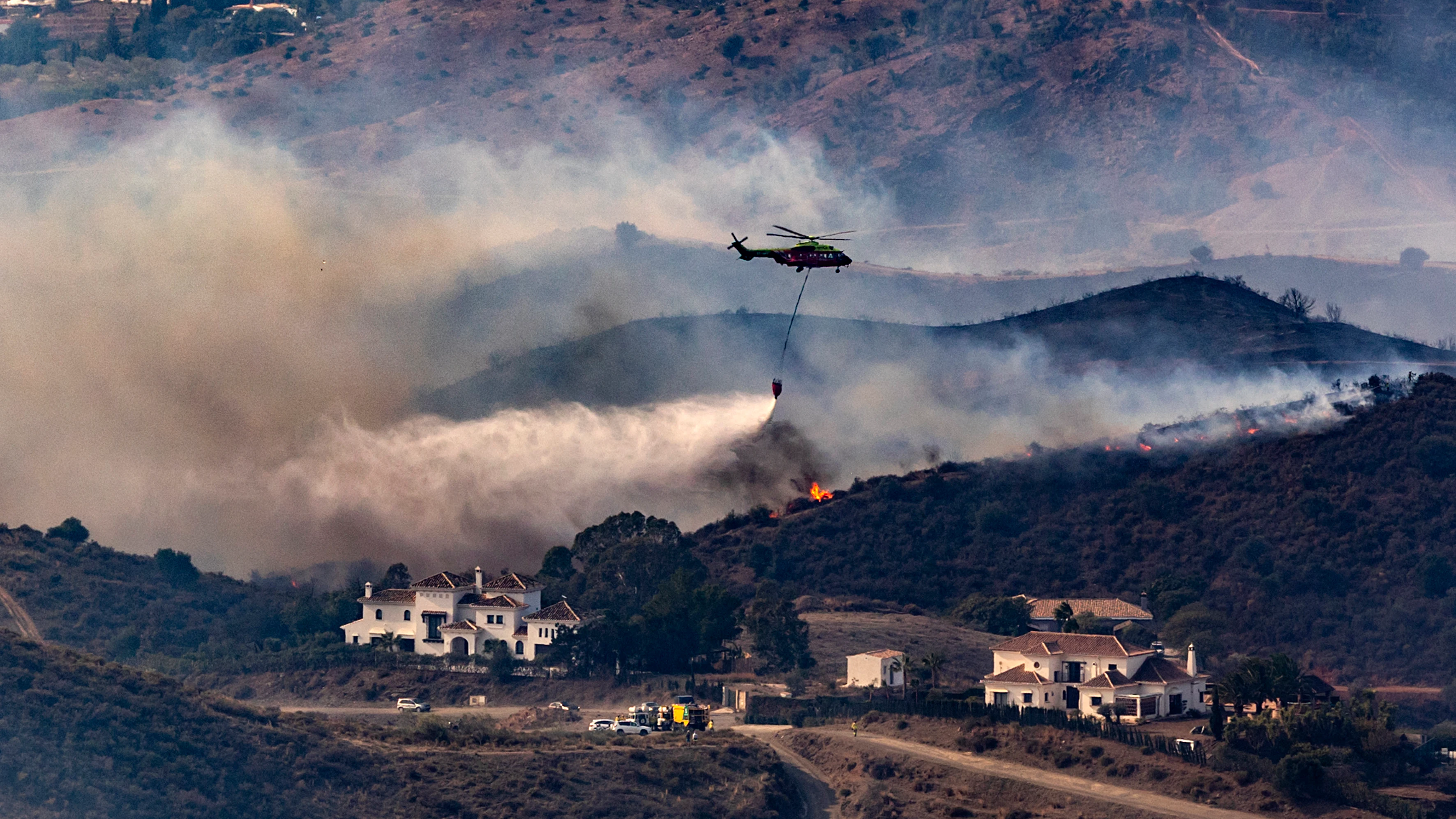 Trabajo de extinción en el incendio forestal en Mijas (Málaga) Trabajo de extinción en el incendio forestal en Mijas (Málaga)