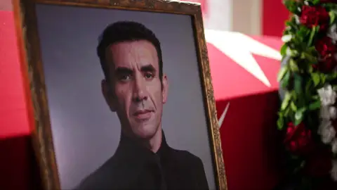 Ilgaz y sus seres queridos le dan el último adiós a Pars y le rinden un bonito homenaje Ilgaz y sus seres queridos le dan el último adiós a Pars y le rinden un bonito homenaje