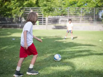 Niños jugando a fútbol en el colegio Niños jugando a fútbol en el colegio