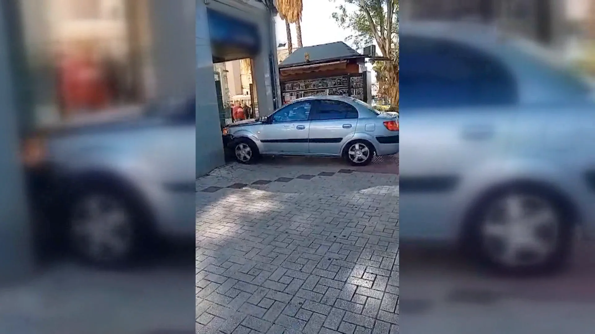 Empotra su coche repetidamente contra un cajero y lo justifica diciendo que necesitaba dinero de manera desesperada