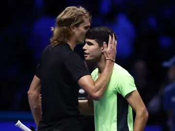 Zverev y Alcaraz se saludan tras su partido en Turín Zverev y Alcaraz se saludan tras su partido en Turín