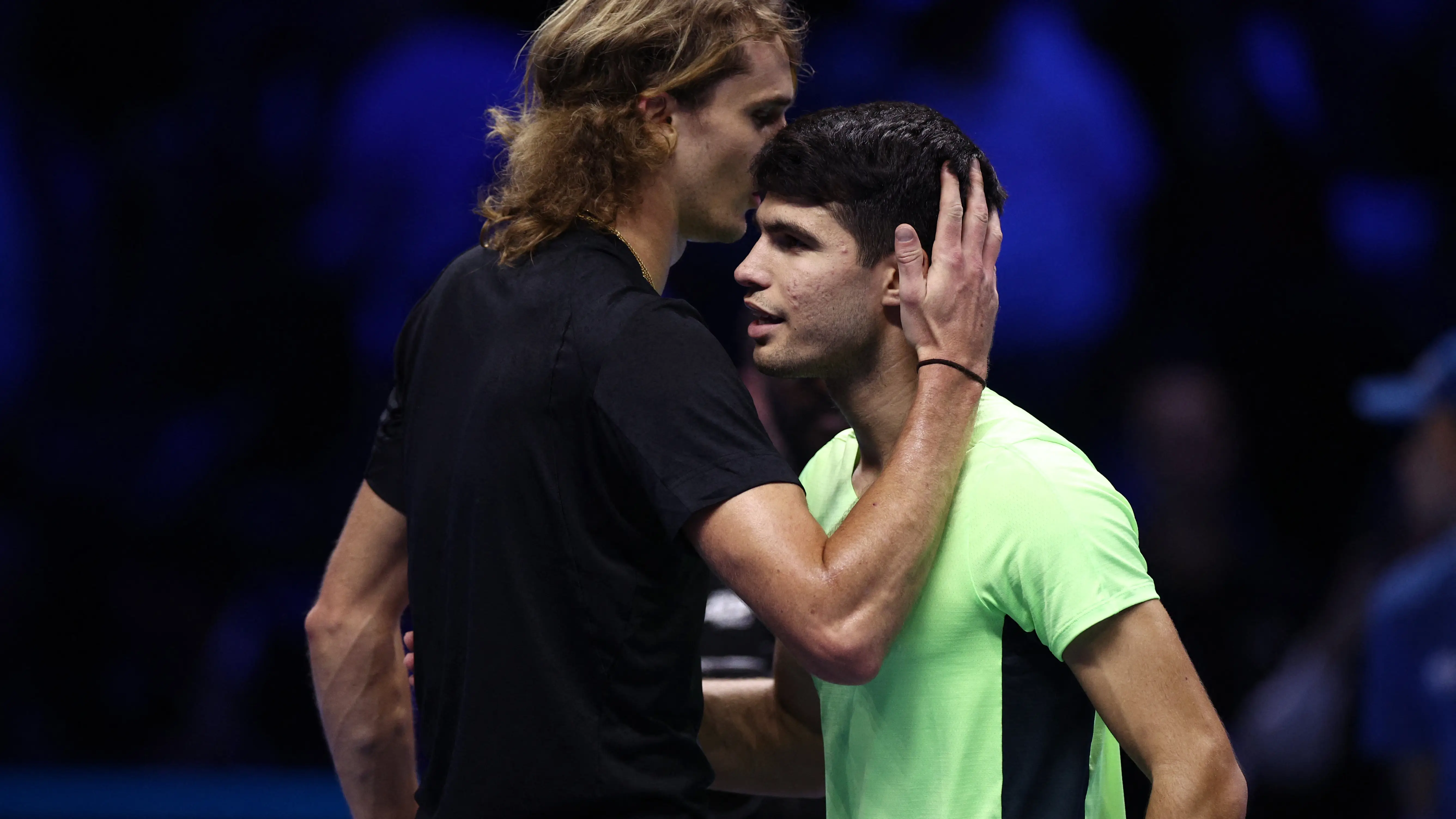 Zverev y Alcaraz se saludan tras su partido en Turín Zverev y Alcaraz se saludan tras su partido en Turín