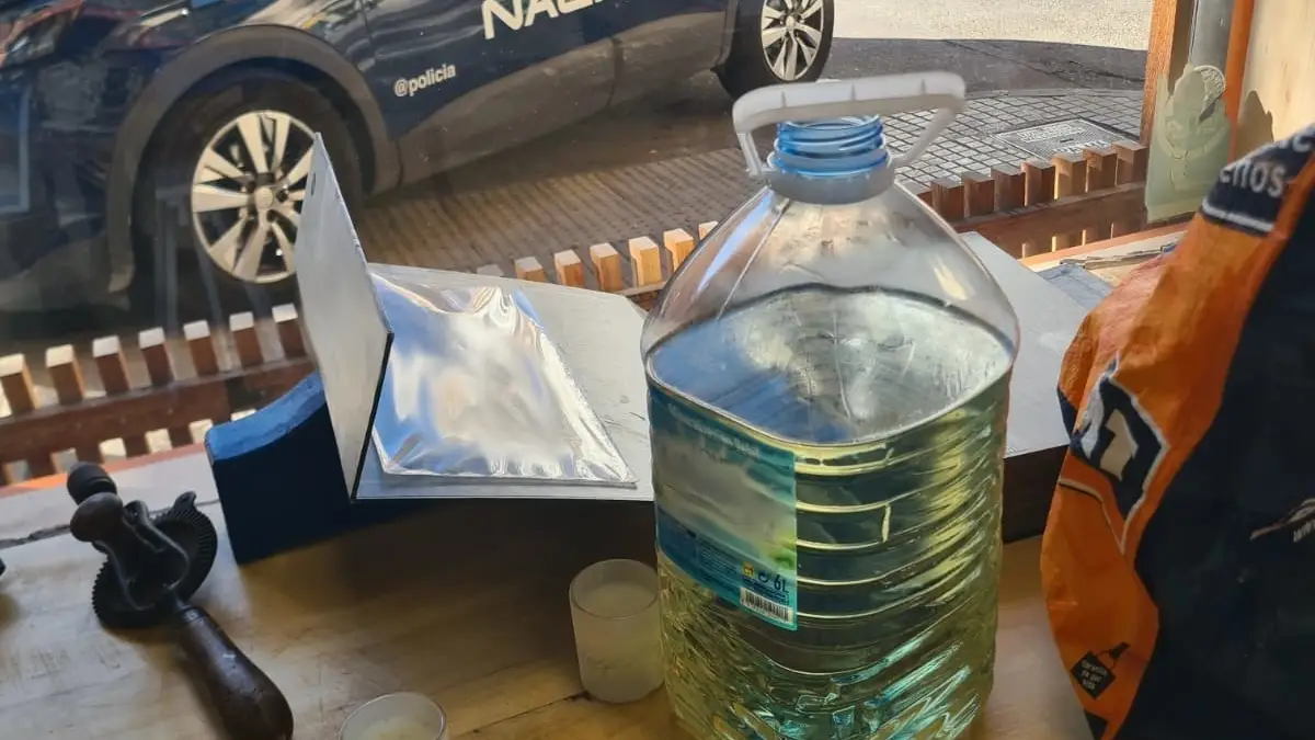 Imagen de la botella de gasolina con la que roció el local Imagen de la botella de gasolina con la que roció el local