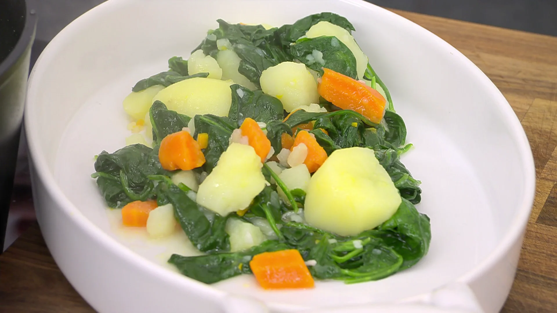 Receta de espinacas con patatas, de Arguiñano: "Un plato, sencillo, digestivo y barato"