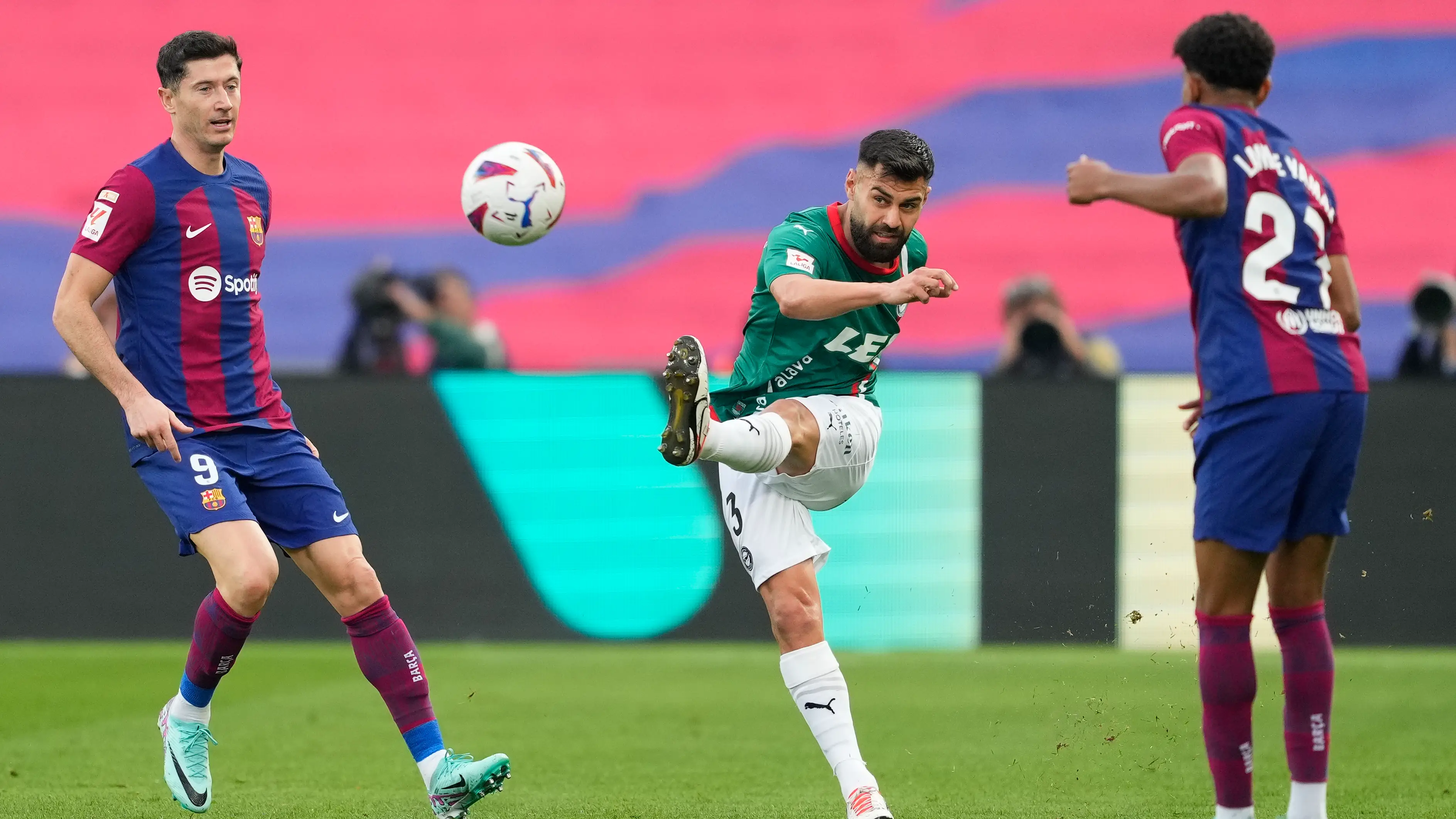 Robert Lewandowski y Lamine Yamal, ante el Alavés Robert Lewandowski y Lamine Yamal, ante el Alavés