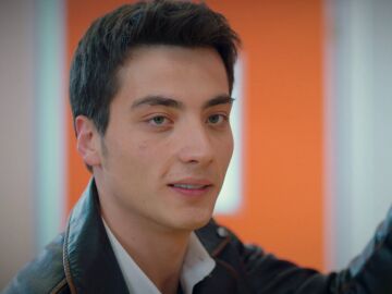 En el &uacute;ltimo cap&iacute;tulo de Hermanos: Sarp disfruta de su falso noviazgo con S&uuml;sen y Akif es pillado in fraganti