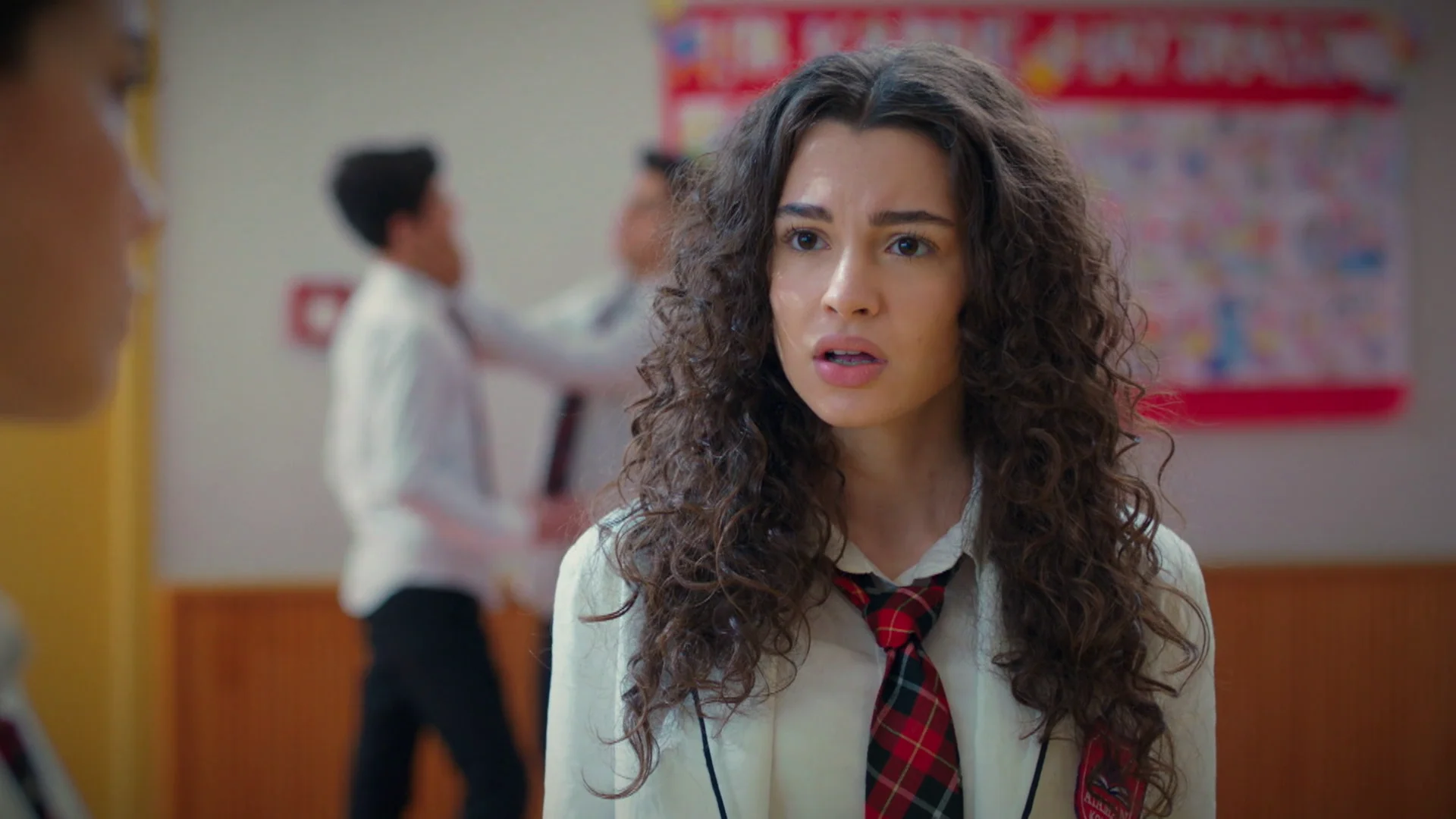 Asiye pilla a Omer y a Yasmin hablando mal de ella a sus espaldas: "Lo que teng&aacute;is que decirme que sea a la cara"