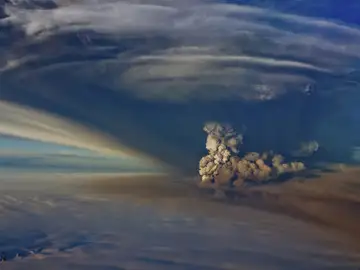 Imagen de archivo que muestra la erupción de un volcán en Islandia Imagen de archivo que muestra la erupción de un volcán en Islandia