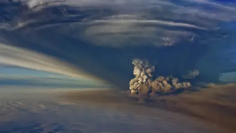Imagen de archivo que muestra la erupción de un volcán en Islandia