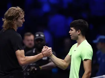 Carlos Alcaraz y Alexander Zverev se saludan tras el partido Carlos Alcaraz y Alexander Zverev se saludan tras el partido