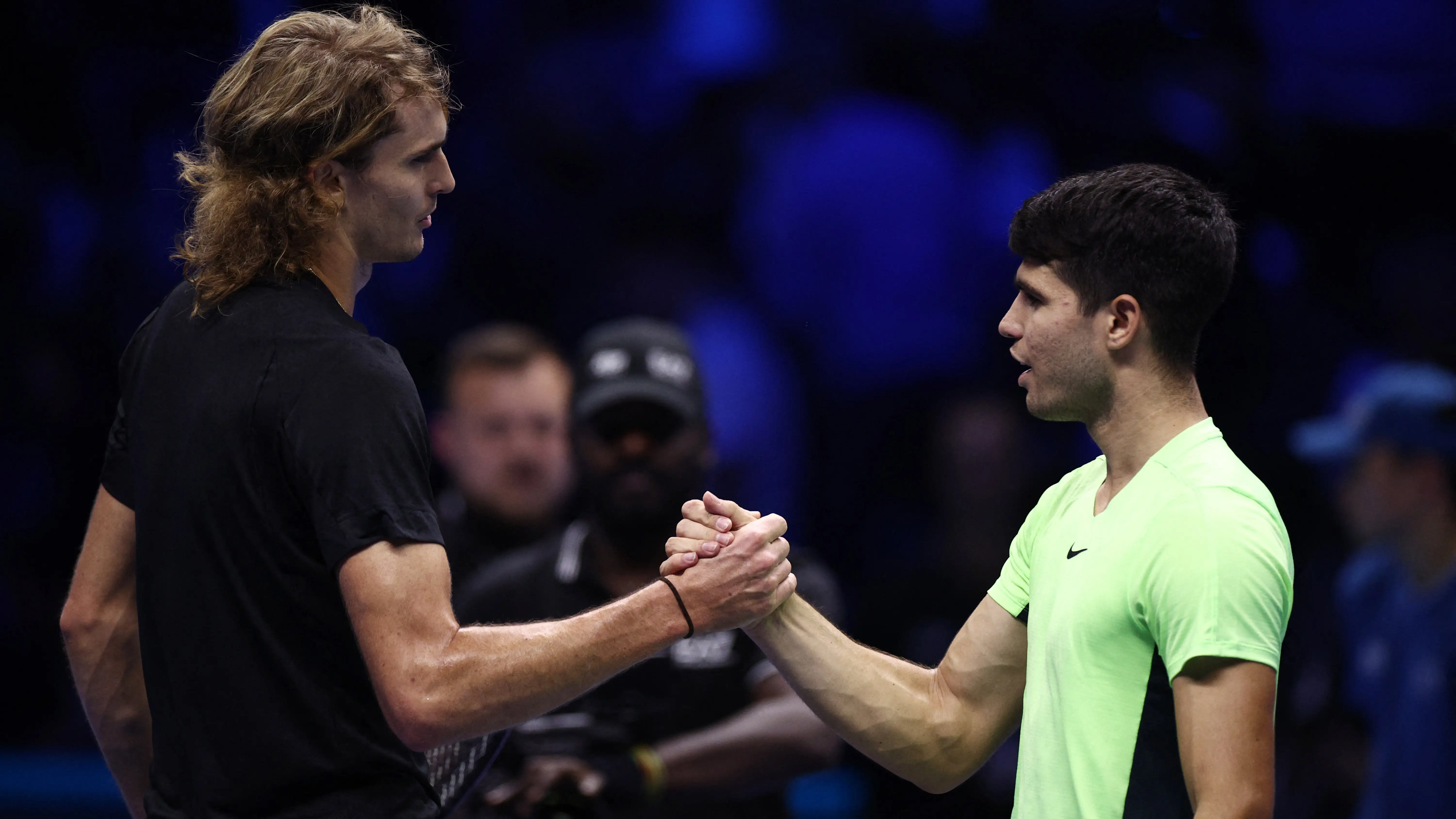Carlos Alcaraz y Alexander Zverev se saludan tras el partido