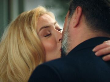 Nebahat y Akif se besan ante la atenta mirada de Şevval que&hellip; &iexcl;lo graba todo! 