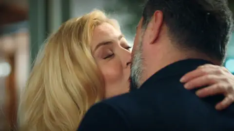 Nebahat y Akif se besan ante la atenta mirada de Şevval que… ¡lo graba todo!  Nebahat y Akif se besan ante la atenta mirada de Şevval que… ¡lo graba todo!