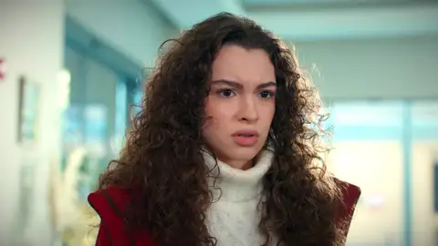 En el último capítulo de Hermanos: La credibilidad de Asiye vuelve a ponerse en duda y el gran secreto de Şevval amenaza con salir a la luz En el último capítulo de Hermanos: La credibilidad de Asiye vuelve a ponerse en duda y el gran secreto de Şevval amenaza con salir a la luz