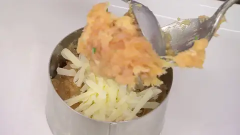 Introduce un poco de queso rallado en el centro Introduce un poco de queso rallado en el centro