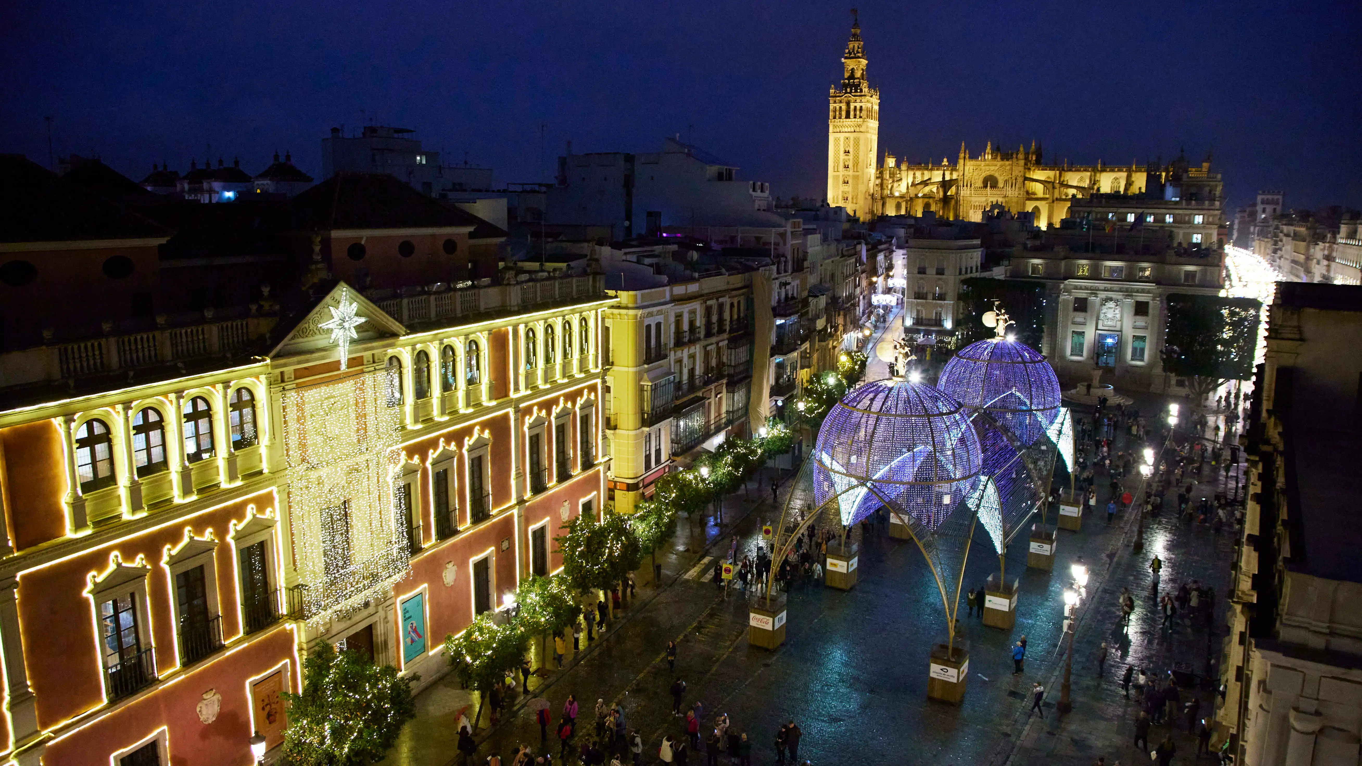 La Catedral de Luces en la plaza de San Francisco (Sevilla) La Catedral de Luces en la plaza de San Francisco (Sevilla)