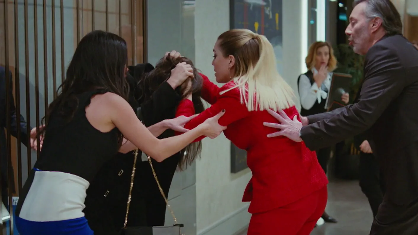 Yildiz y Leyla se encuentran y… ¡le tira de los pelos!: “¿Cómo pudiste seducir a mi marido?” Yildiz y Leyla se encuentran y… ¡le tira de los pelos!: “¿Cómo pudiste seducir a mi marido?”