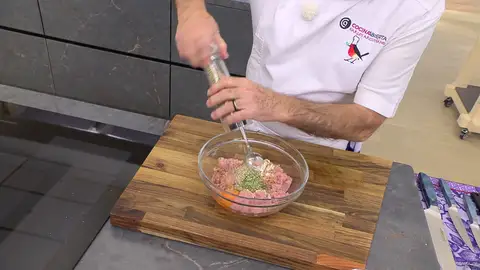 Introduce la carne de pavo picada Introduce la carne de pavo picada