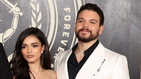 Rachel Zegler y Josh Andrés Rivera en la premiere de Balada de Pájaros Cantores y Serpientes